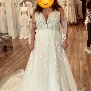 Elegant White Lace Wedding Dress